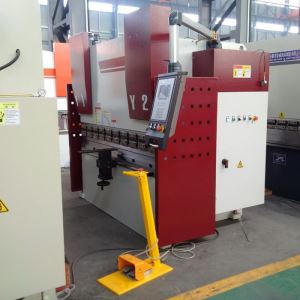 Piegatrice CNC a 80t con ESA 530