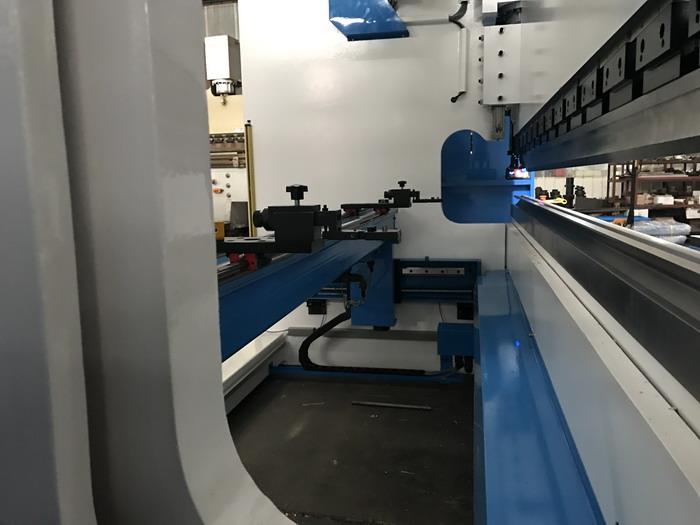 Pressa piegatrice sincro cnc 4 assi calibro curvatura 4m Italia DSP MCS Protezione antinfortunistica laser