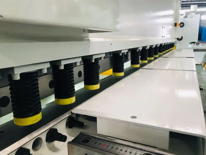 China Yawei AHYW HGSK 4M Metal CNC Guillotine Shears  DELEM DAC360T Full touch screen controller